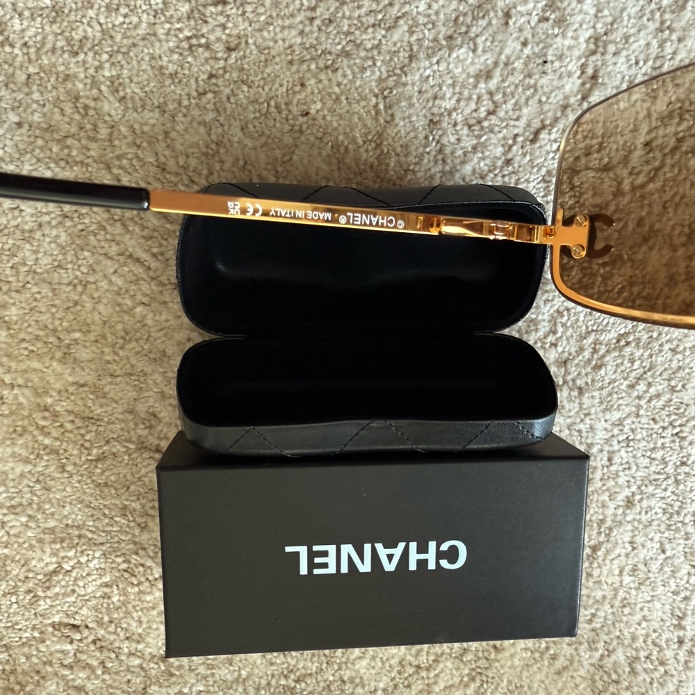 Vintage Sunglasses with Case - Picture 4 of 5